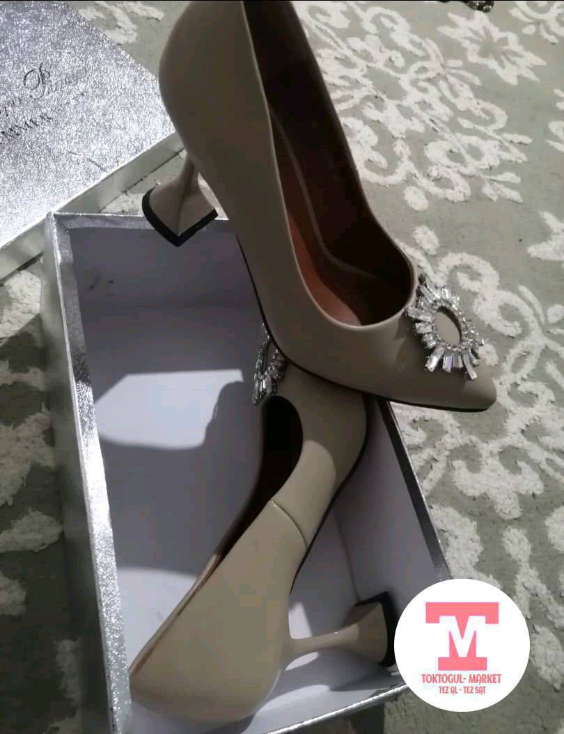 Сатылат размер 36 жаны пальто XL 
1жолу колдонулду.