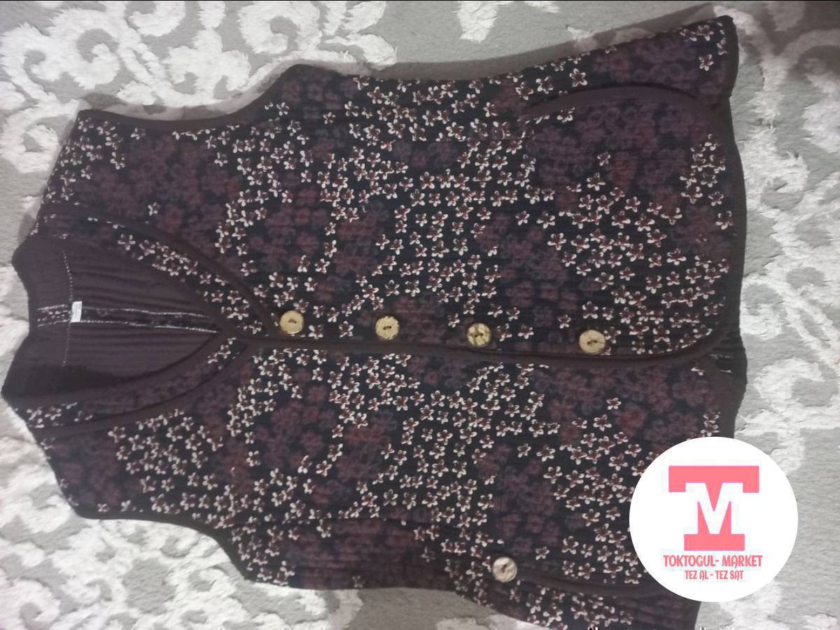 Ушул чермий сатылат жаны размери 46жана плашь сатылат 1жолу кийилди