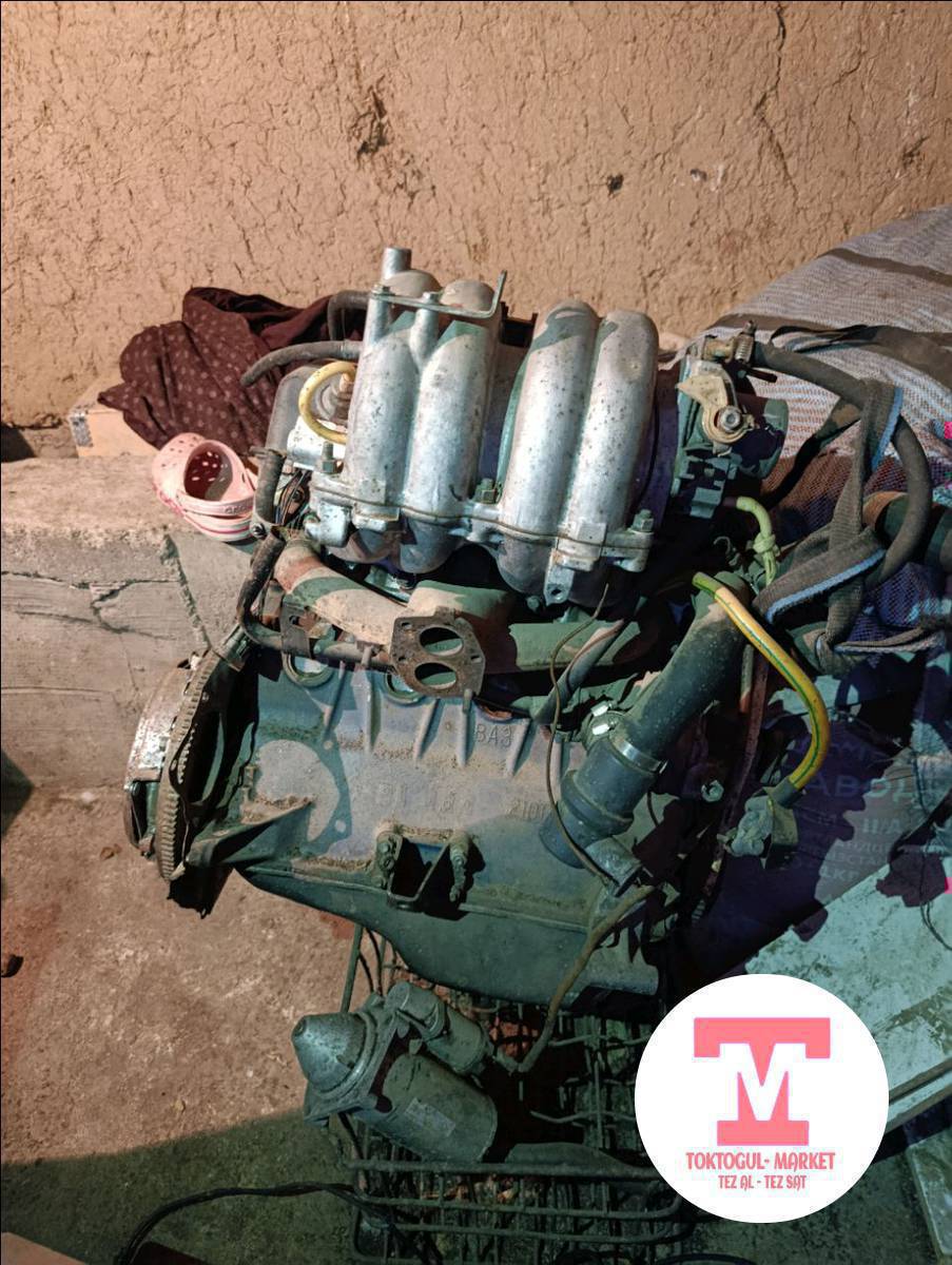 мотор 1.6 инжектор стартер генератору менен
комплекте колесо: 4
- Литой 5-спицевый диск Mercedes-Benz (центральная заглушка с эмблемой), 5 отверстий под крепёж.  
- Установлена всесезонная шина Goodyear Vector 4Seasons, размер 195/65 R15 91H, маркировки M+S и снежинка.  
- Протектор универсального рисунка для эксплуатации круглый год.