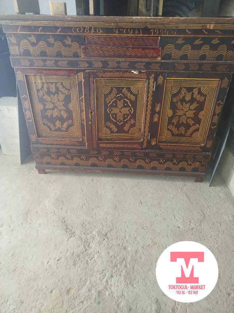 тошок жыйганга эки сандык 
экөө 4 000 миң 
сатылат