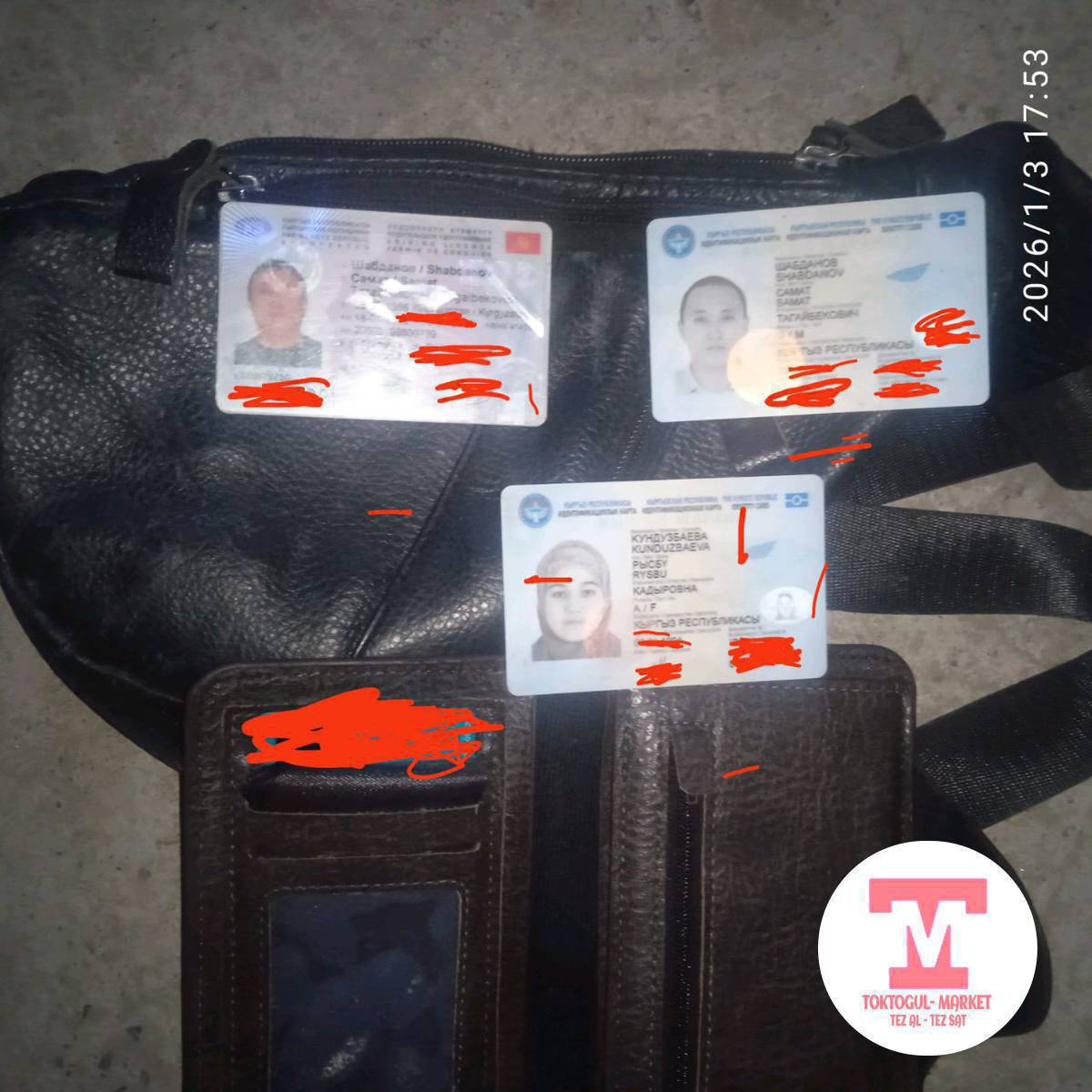 Ассалам Алейкум! Туугандар илгерики Ала-бель магазини жактагы "Химпром" ишканасы жактан ушул барсетканы табып алдым.Ичинде эки ID паспорт,бир права анан сбербанктын карточкасы жана Мбанктын элкарт банк карточкасы бар экен.Дагы Россиянын дактилоскопиядан өткөн деген карточка бар экен. Договор дагы бар экен
Ичиндегилер аябай суу болуп калыптыр.Эгер ушул барсетканы,паспорт,праваңарды таанысаңар келип алып кеткиле.