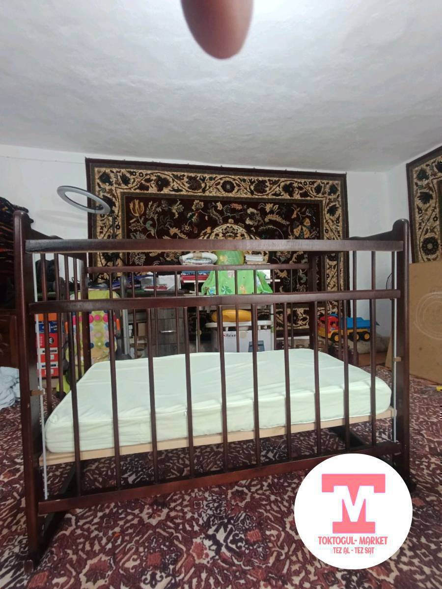 Балаңыздын таттуу уйкусу үчүн эң сонун тандоо. Кроватка абдан жакшы абалда, таза сакталган.
Материалы: Таза жыгачтан жасалган
Өзгөчөлүктөрү: Жылдырганга ыңгайлуу,дөнгөлөктөрү бар. Кроваттын буттары суйру термелет.Баланы алганга бир капталы түшүрүлөт,
Топтомдо: Ортопедический Матрац, 
матрацтын бир бети кокосовый субстраттан жасалган торолгондон 6айга чейин балдардын позвоночнигине арналган,6 Айдан кийин жумшак тарабынан жаткырганга болот. Российский производство. Размер стандарт 120*60