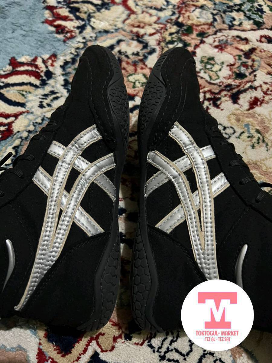 борцовка сатылат арзан бада абалы жакшы 37размер кичине кийлген тушуп берем