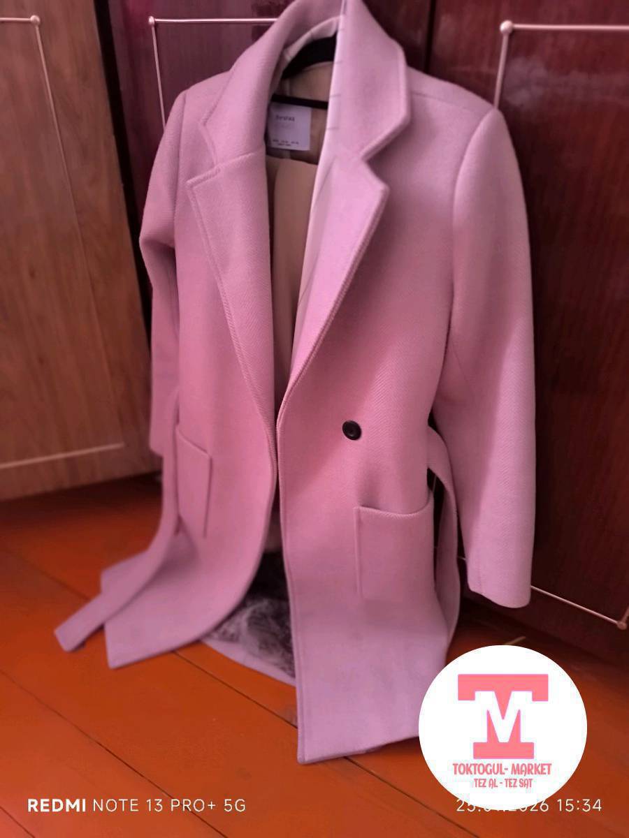 пальто б/у 550сом размер 42-44р
платье новый бархатный 46-48р