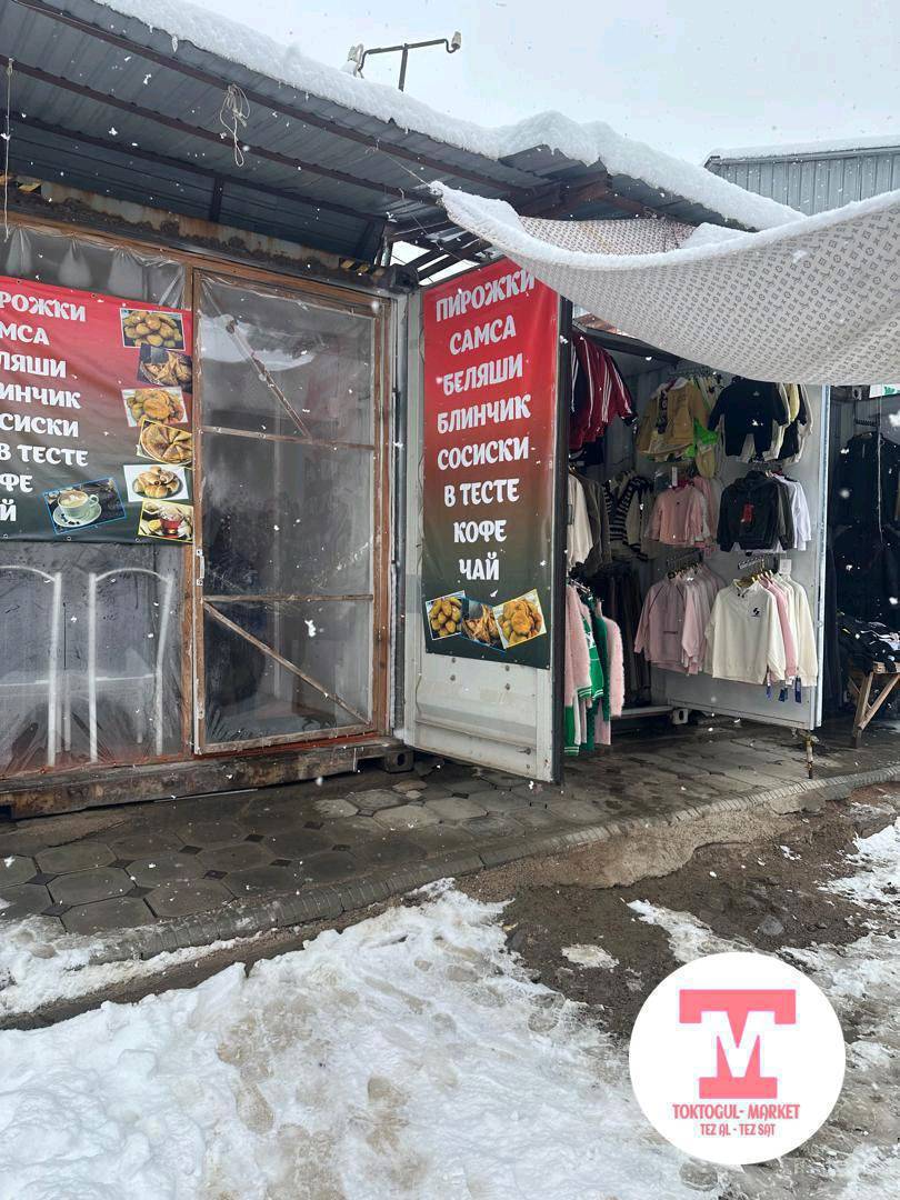 Базардын астында, контейнер жери менен сатылат.