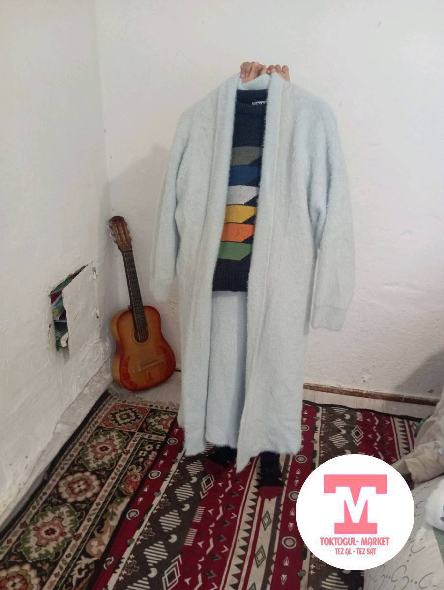 кардиган 1000 сом плащ 1300  сом куртка 800сом жашыл плащ 1500 сом