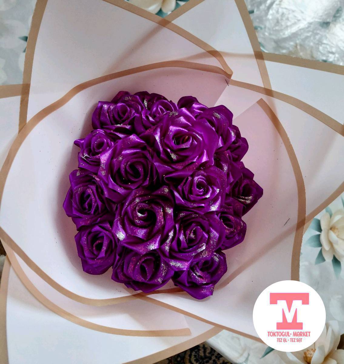 Лентадан жасалган букет гул сатылат.