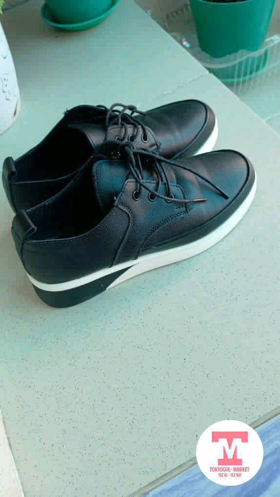 ушул бут кийим сатылат бир жолу кийилген бутуму кысып калды размери 40 мала мерка 38-39га келет баасы 1700 алгам 1000ге берем