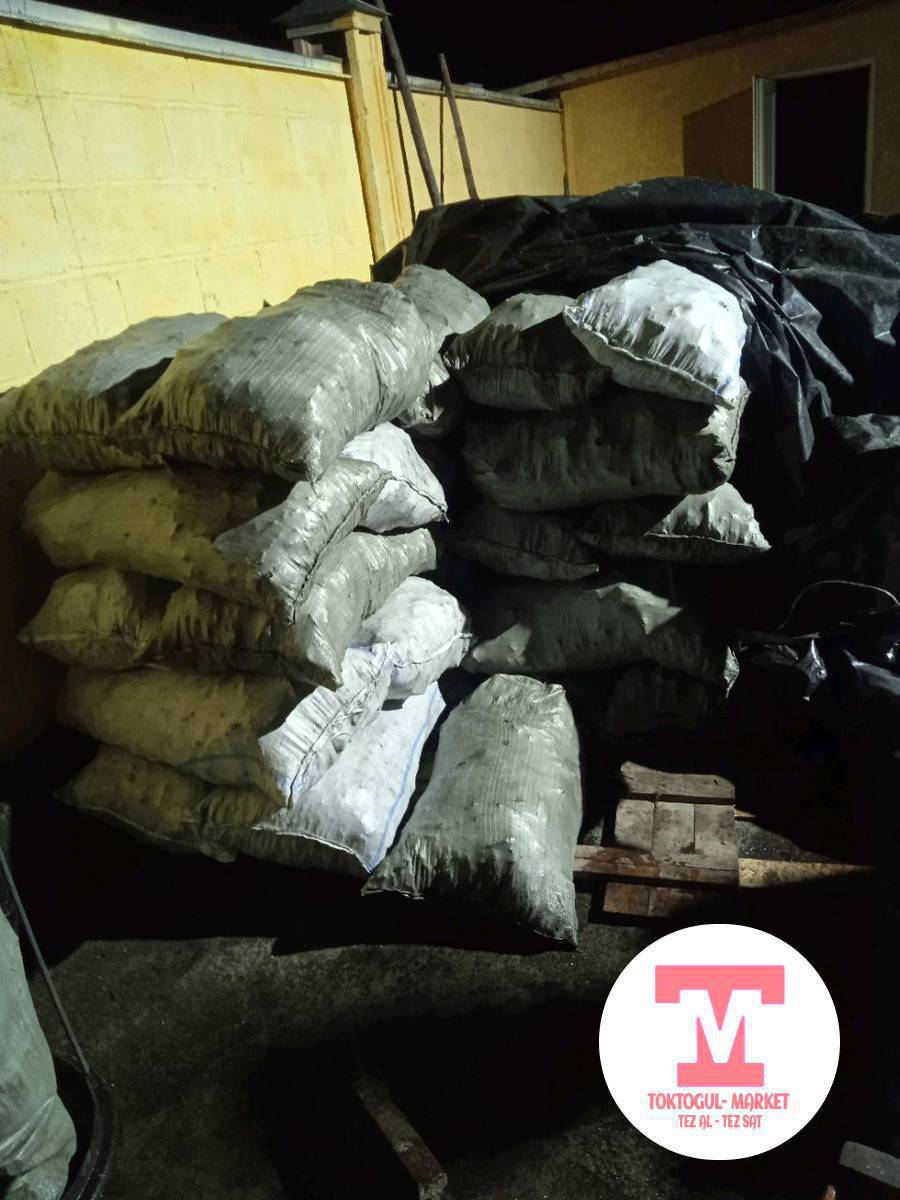 Кара кече комур сатылат 
мешок 350 сом
телефон номер:0707197089