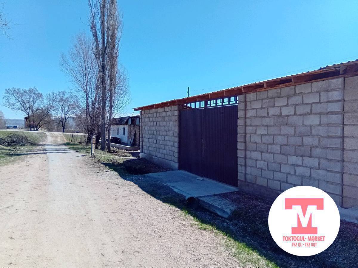 Токтогул шаарынын трассанын боюнан Жер сатылат 1 сот жер( 12 м ×9 м), Жер кызыл китеби бар , багыты коммерческий, тегереги королонгон навес 60 кв.м.