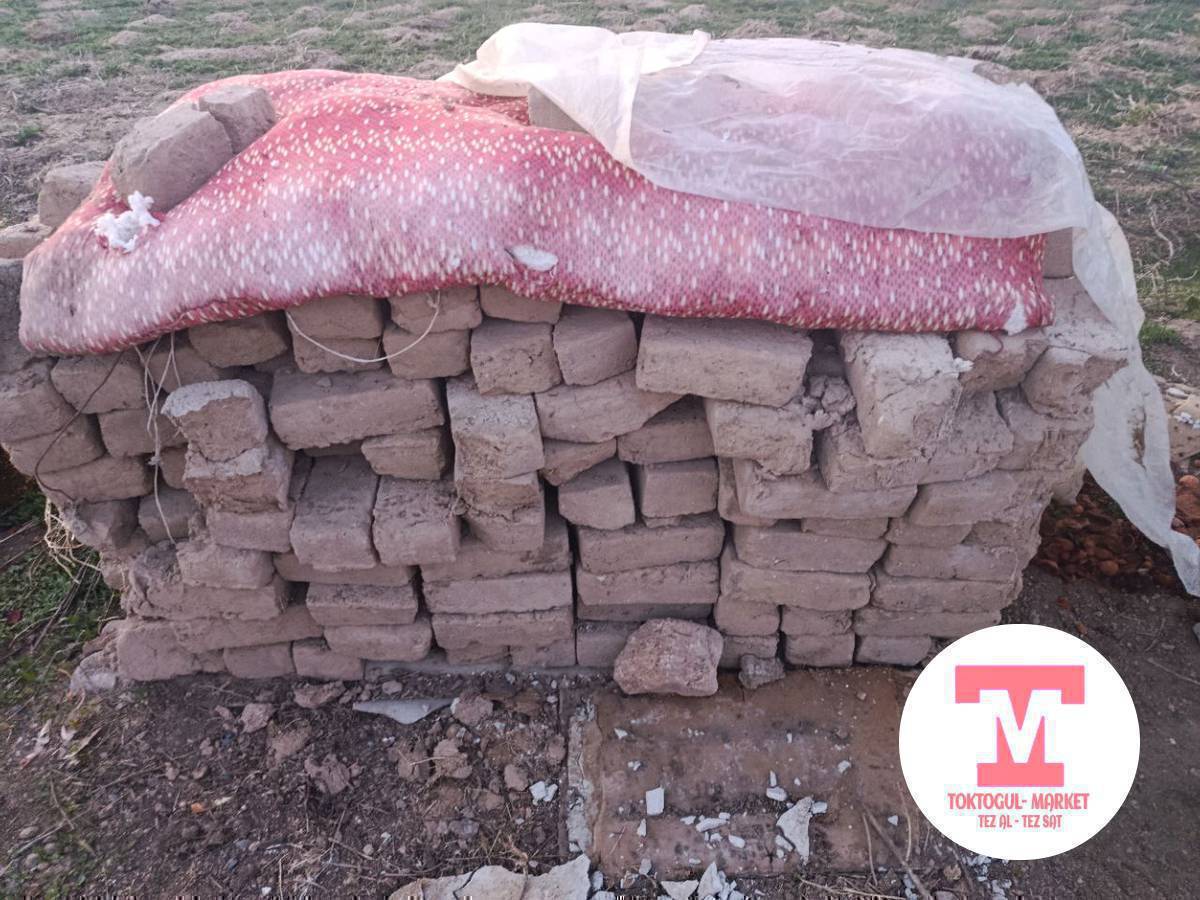 Бекер чийки кирпич бар 1000шт жэ андан коп 
келип алып кетсенер болот 
БЕКЕР