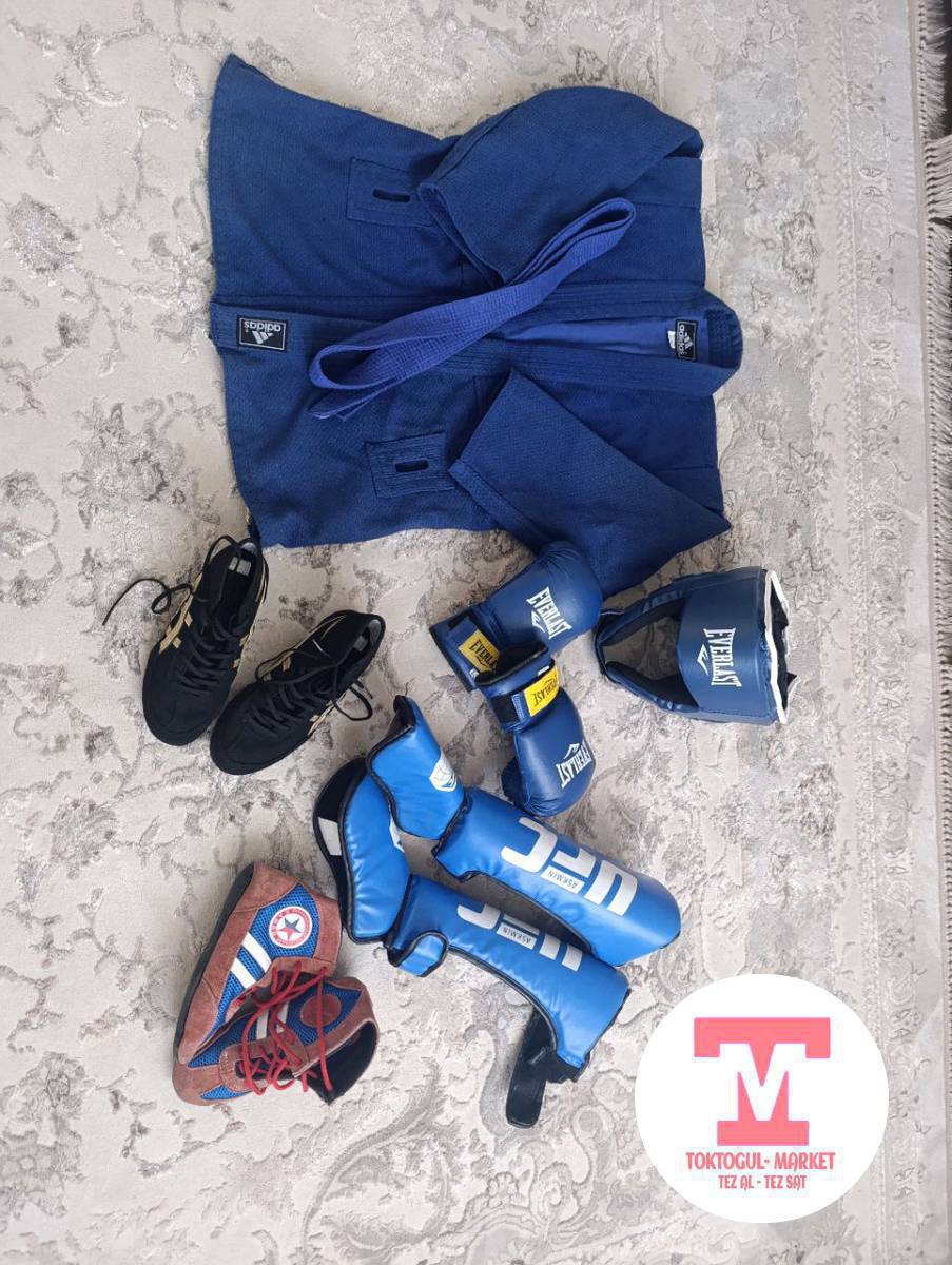 Спортивный комплект сатылат, размер 10-14ка чейин, бут кийм размер 36. Состояние идеальное.