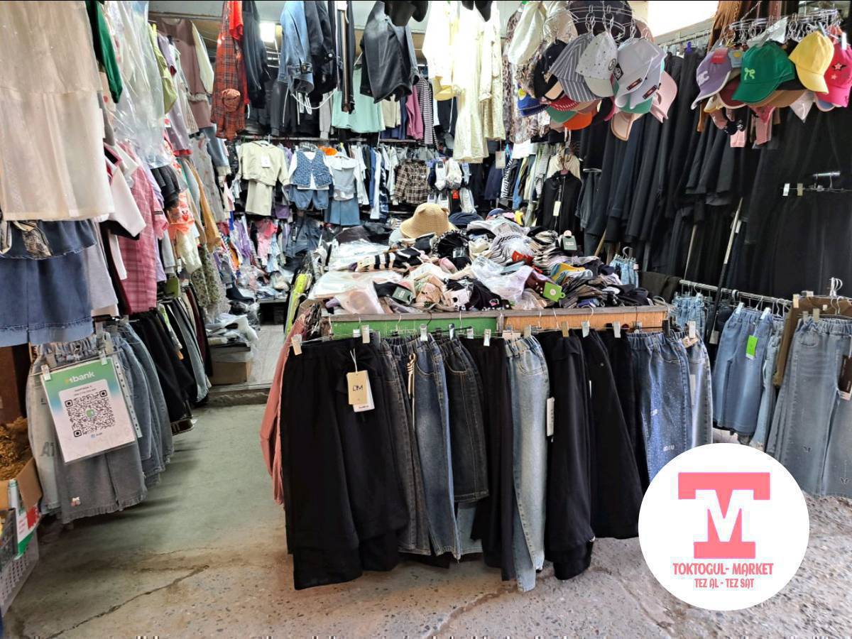 Базарда сут кананын жанында детский подросковый кийимдерге баардыгына распродажа болуп жатат келип алып кетиниздер