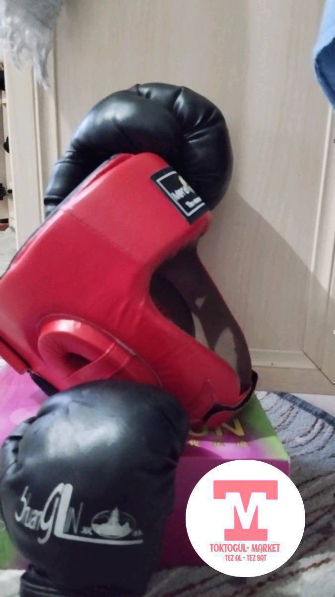 боксерские перчатки, защита сатылат 
перчатки 250 сом защита 250сом 
борцовка сатылат, жаны размери туура келбей калган ошол учуе сатыка чыгарылды 35размер