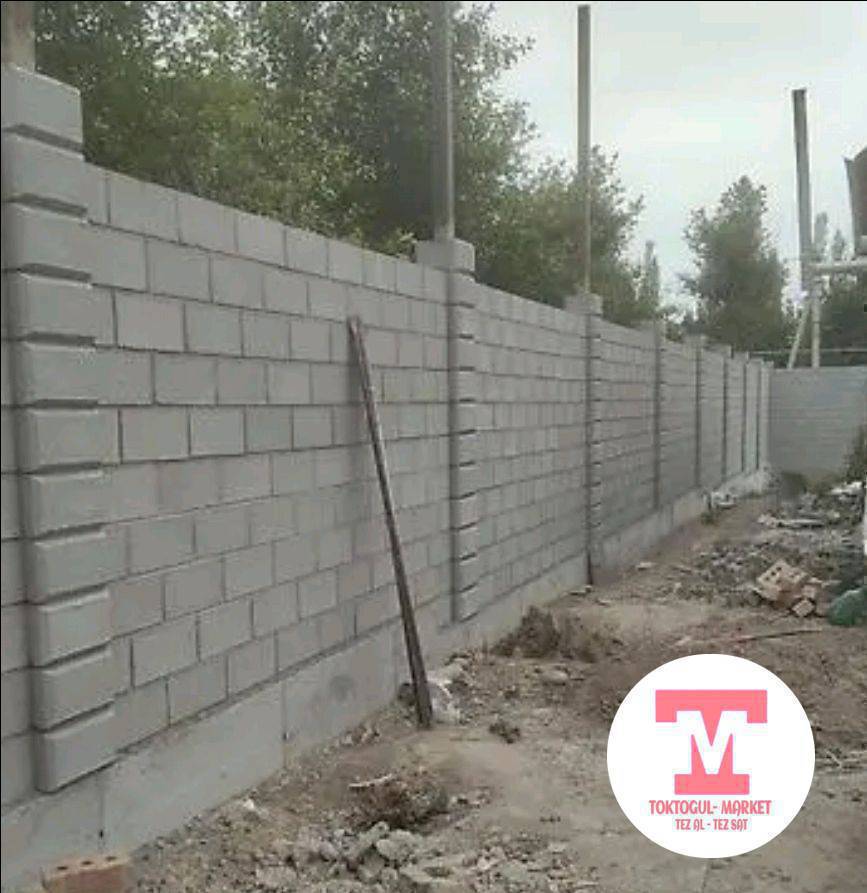2-3 уста керек, фундаментин куюп, пескоблок менен  забор тургузуу керек.Жумуш Үч-терек айылында