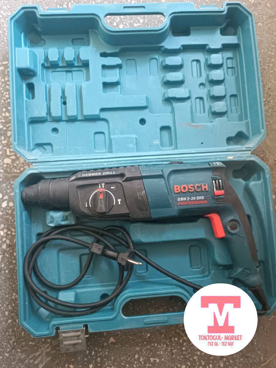 Аталышы: Bosch Professional GBH 2-26 DRE.
Өндүрүүчүсү: Bosch — Германиянын белгилүү кесипкөй электр шаймандарын чыгарган компаниясы. 

Негизги мүнөздөмөлөрү:
Кубаттуулугу — 800 Вт.
Сокку күчү — 2,7 Дж.
Салмагы — 2,9 кг.
Патрону — SDS Plus.
Бетонду эң көп 26 мм чейин тешет.

Иштөө режимдери (3 режим):
Жөнөкөй бургулоо.
Сокку менен бургулоо.
Чабуу (долболоо).

Состаяние 90-95%
100% Оригинал