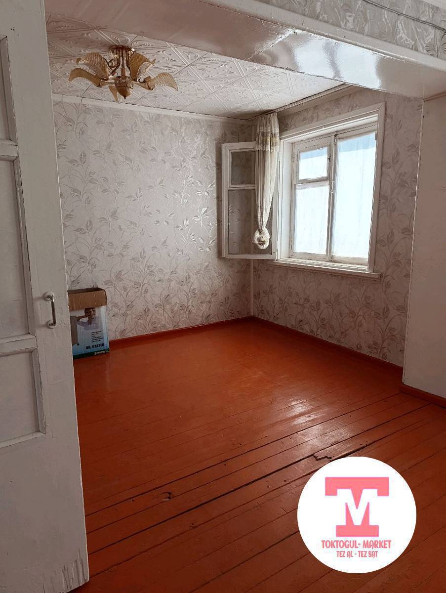 Паркка,  базарга  жана  центрге баардык жакка жакын жерден ПДУ уйлордон экинчи этаждан эки болмолуу квартира сатылат, артында бир аз жери сарайы погреби менен.
