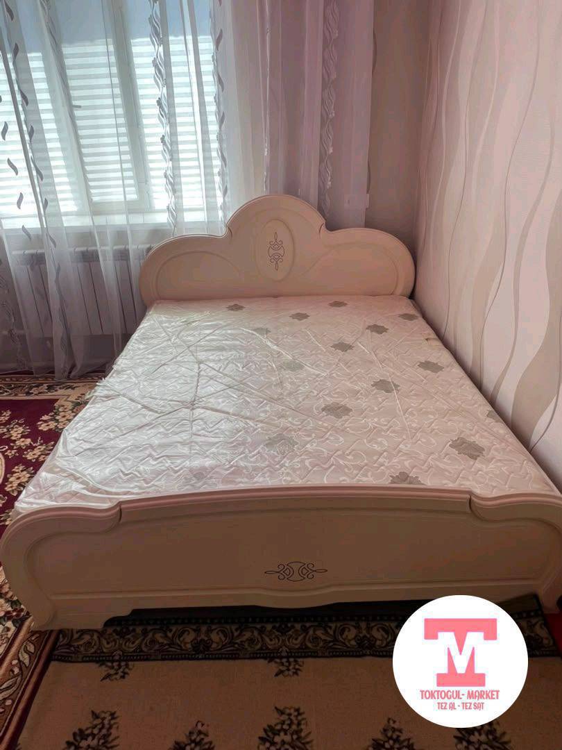 Спальный диван 2 тумбосу менен сатылат.Матрасы абдан жакшы.Производство Италия